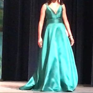 MacDuggal Size 4 Emerald colored prom/formal dress